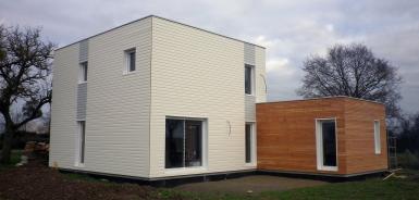 Photo Maison individuelle à étage avec bardage couleur et toiture-terrasse