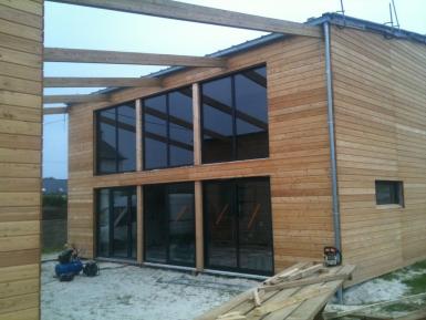 Photo Maison individuelle à étage, avec bardage naturel et grande baie vitrée