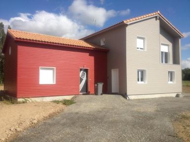 Photo Maison individuelle à étage, en deux pans de toiture et bardage couleur